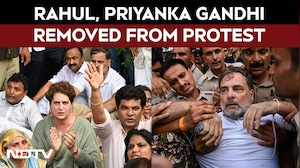 Rahul Gandhi News | Rahul, Priyanka Gandhi Removed From Protest Outside PM Modi's House