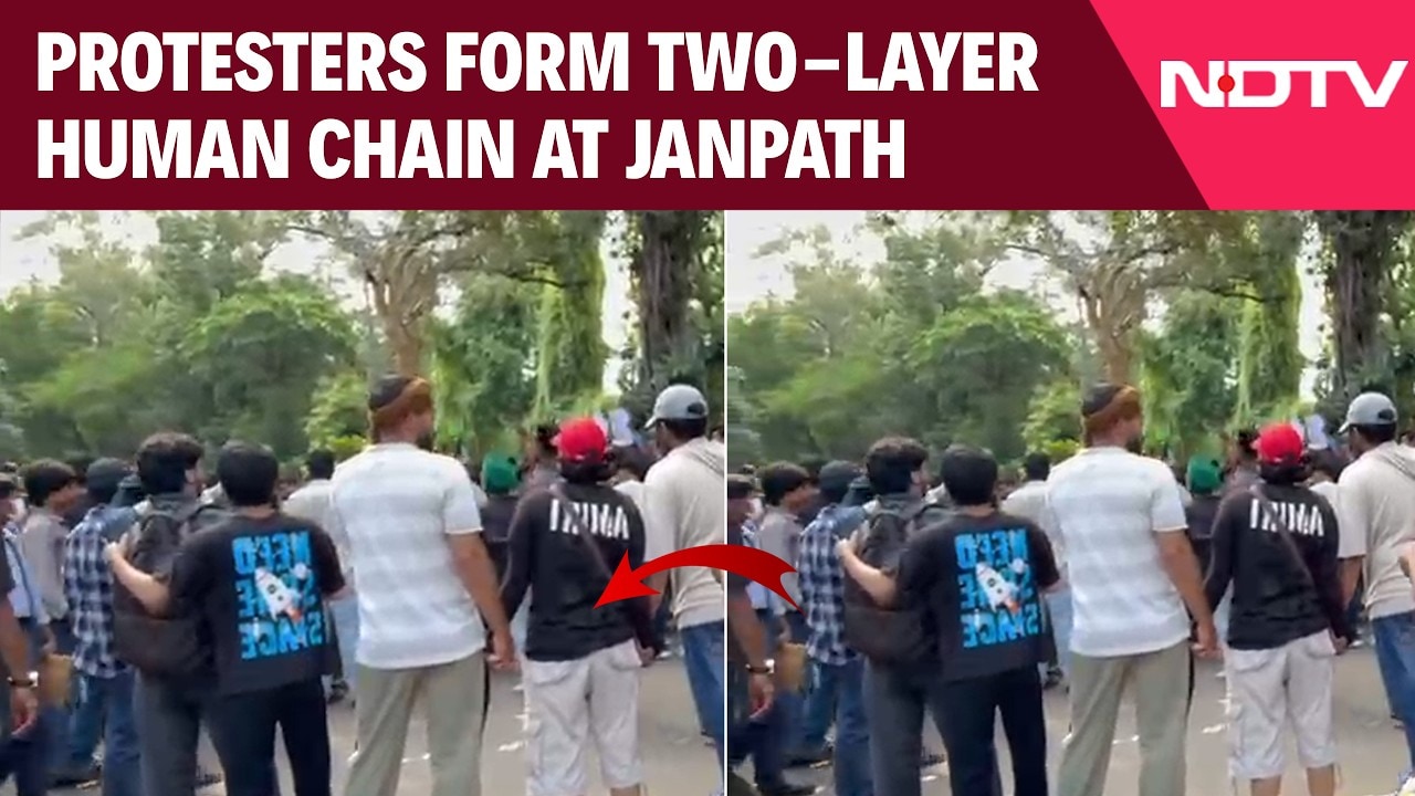 Human Chain At Janpath As Security Tightens Around Protest