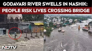 Godavari River Swells in Nashik: People Risk Lives Crossing Ramsetu Bridge