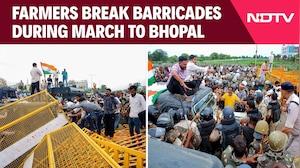 Bhopal Protest | Farmers Break Barricades During March To Bhopal Over Moong Procurement Demands