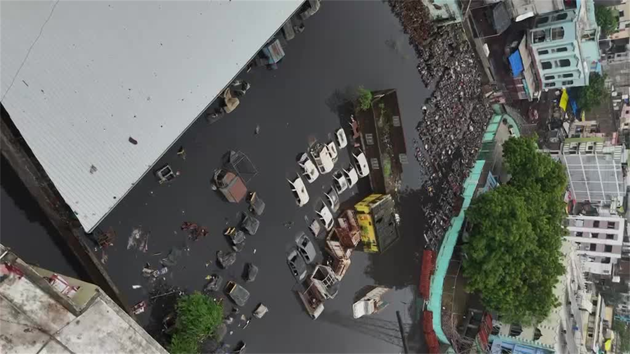 गुजरात में बारिश का कहर, सूरत में पानी में डूबीं कारें; ड्रोन वीडियो आया सामने