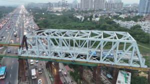 दिल्ली-मेरठ एक्सप्रेसवे पर दौड़ती रहीं गाड़ियां, ऊपर तैयार हो गया मेट्रो का पुल