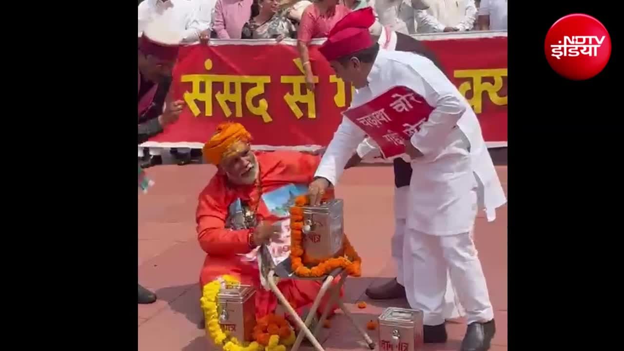 संसद में साधु बनकर पहुंचे पप्पू यादव, सांसद देने लगे दान