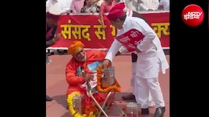 संसद में साधु बनकर पहुंचे पप्पू यादव, सांसद देने लगे दान