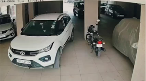 पार्किंग में सो रही महिला को थार ने कुचला, CCTV में कैद पूरी घटना