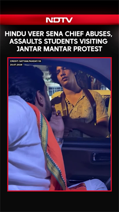 Hindu Veer Sena Chief Abuses, Assaults Students Visiting Jantar Mantar Protest