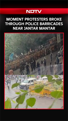 Moment Protestors Broke Through Police Barricades Near New Delhi's Jantar Mantar