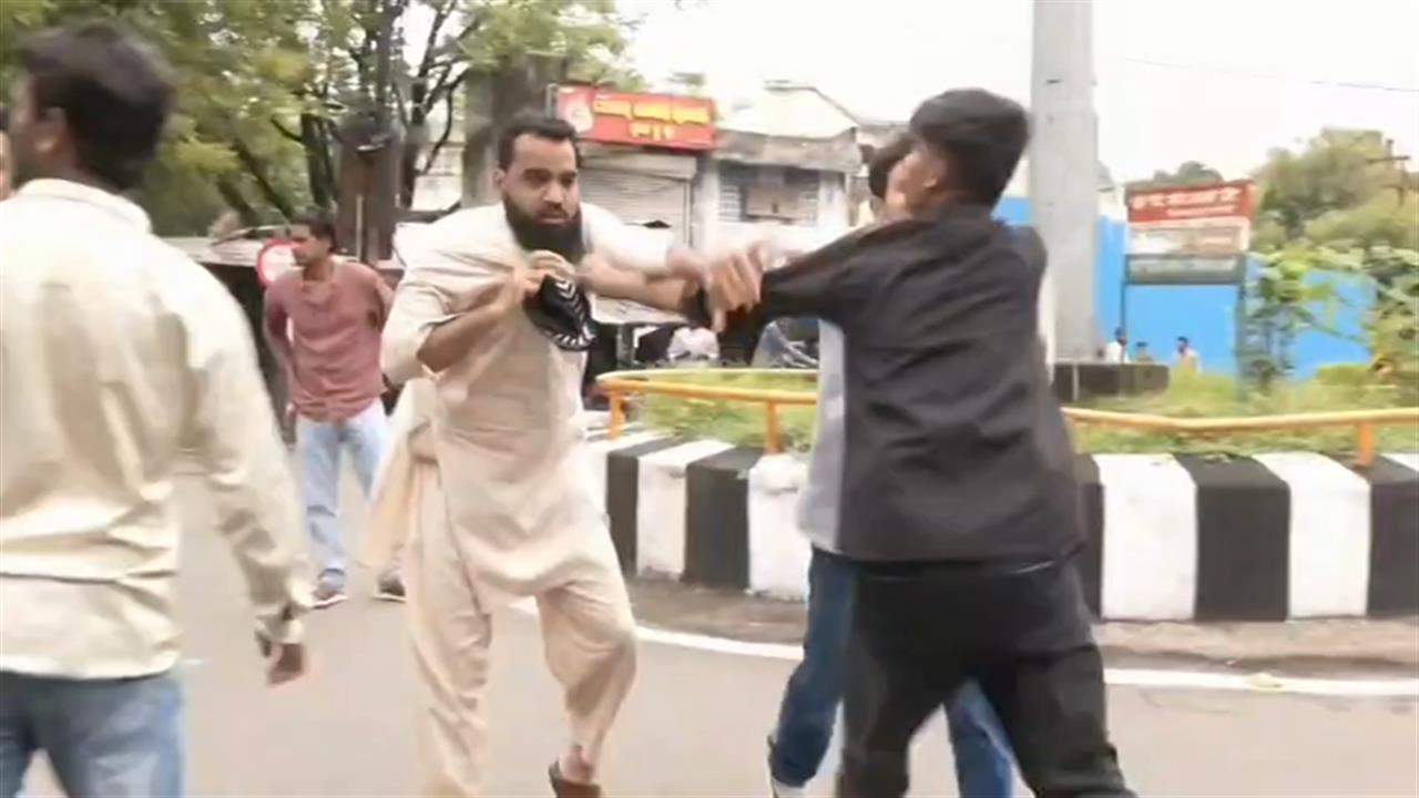 VIDEO: आपस में भिड़े कांग्रेसी, विधायक समर्थकों ने कांग्रेस कार्यकर्ता की पीटा, बीजेपी ऑफिस मार्च से पहले चले लात-घूंसे