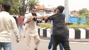 VIDEO: आपस में भिड़े कांग्रेसी, विधायक समर्थकों ने कांग्रेस कार्यकर्ता की पीटा, बीजेपी ऑफिस मार्च से पहले चले लात-घूंसे
