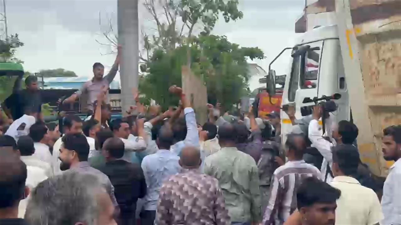 इंदौर में किसानों का हल्लाबोल: 800 ट्रैक्टरों के साथ रवाना हुए भोपाल, पुलिस ने वाटर कैनन और आंसू गैस से रोका