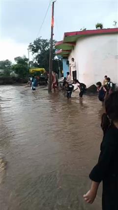 LIVE VIDEO: सड़क पर भरे पानी में डूब गया स्कूली बच्चा, दिल दहला देगा 11 सेकंड का वीडियो