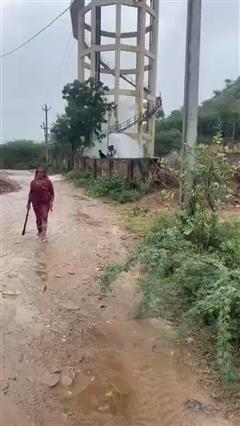 पानी टंकी से अचानक गिरने लगा लाखों लीटर पानी