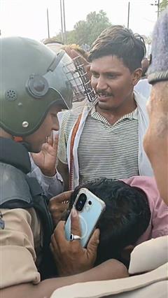 पुलिस अफसर के पैर में गिरकर रोने लगा अन्नदाता, SP ने गले लगाकर समझाया; भावुक कर देगा VIDEO