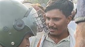 पुलिस अफसर के पैर में गिरकर रोने लगा अन्नदाता, SP ने गले लगाकर समझाया; भावुक कर देगा VIDEO