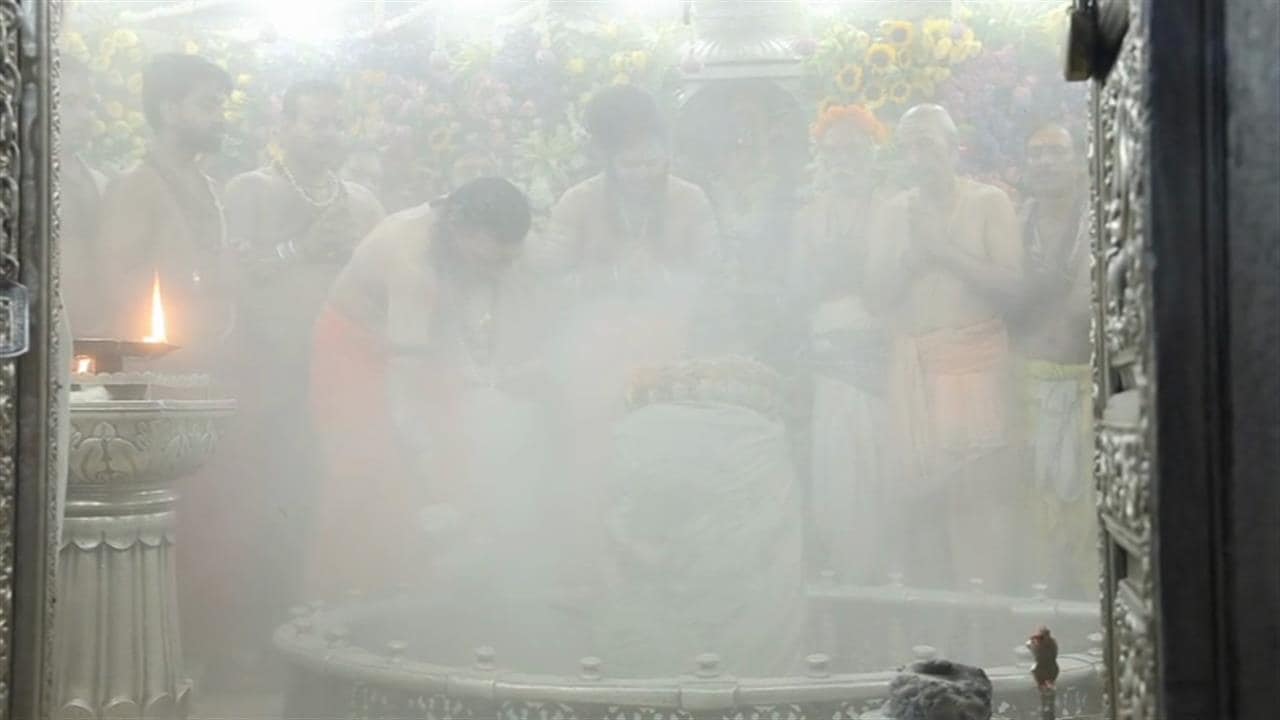 सावन के पहले दिन बाबा महाकाल की भस्म आरती के दिव्य दर्शन, भक्त बोले- 'ऐसा सौभाग्य हर जन्म में नहीं मिलता'