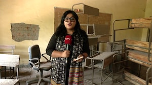 उखड़ता प्लास्टर, दरकती दीवारें और बदहाल क्लासरूम... दिल्ली के एक स्कूल से ग्राउंड रिपोर्ट