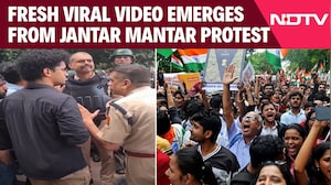 New Viral Video Shows Delhi Police Warning CJP Leaders Over Crowd Control At Jantar Mantar Protest