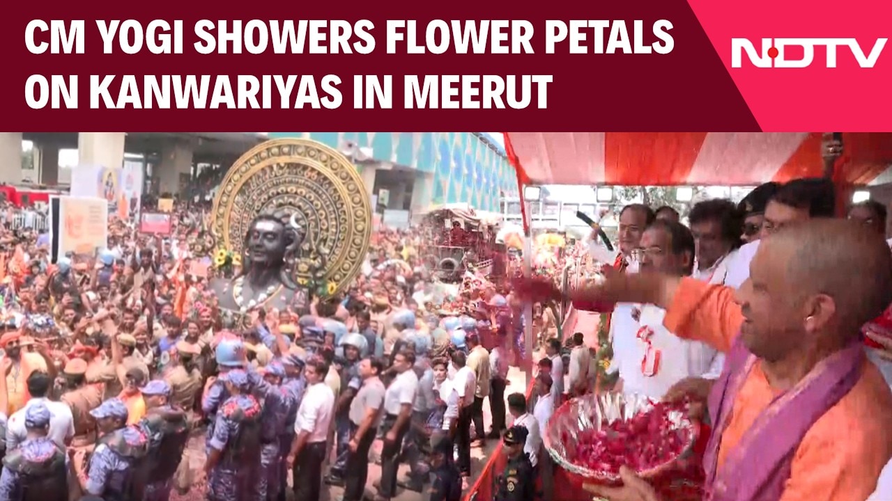 Kanwar Yatra | Chief Minister Yogi Adityanath Showers Flower Petals On Kanwariyas In Meerut