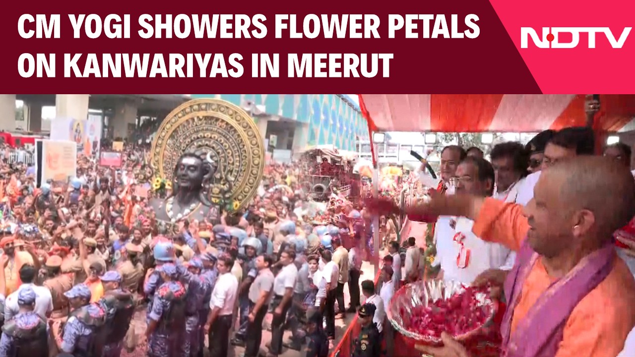 Kanwar Yatra | Chief Minister Yogi Adityanath Showers Flower Petals On Kanwariyas In Meerut