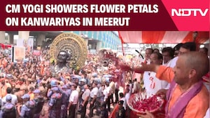 Kanwar Yatra | Chief Minister Yogi Adityanath Showers Flower Petals On Kanwariyas In Meerut