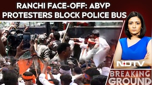 Ranchi Protest | Jharkhand Student Protest: ABVP Workers Block Police Bus, Face-Off Escalates