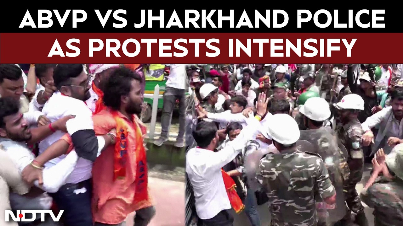 Jharkhand Protests | ABVP Workers Block Police Bus During Protest In Ranchi