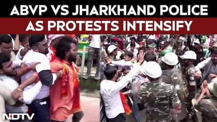 Jharkhand Protests | ABVP Workers Block Police Bus During Protest In Ranchi