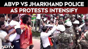 Jharkhand Protests | ABVP Workers Block Police Bus During Protest In Ranchi