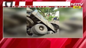 Nashik Potholes| खड्ड्यांमुळे डंपर 10-12 फूट खड्ड्यात, चार तासानंतर डंपर खड्ड्यातून काढण्यात यश