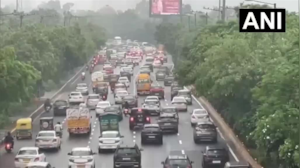 दिल्ली-NCR में भारी बारिश के बाद नोएडा-ग्रेटर नोएडा एक्सप्रेसवे पर ट्रैफिक जाम लगा