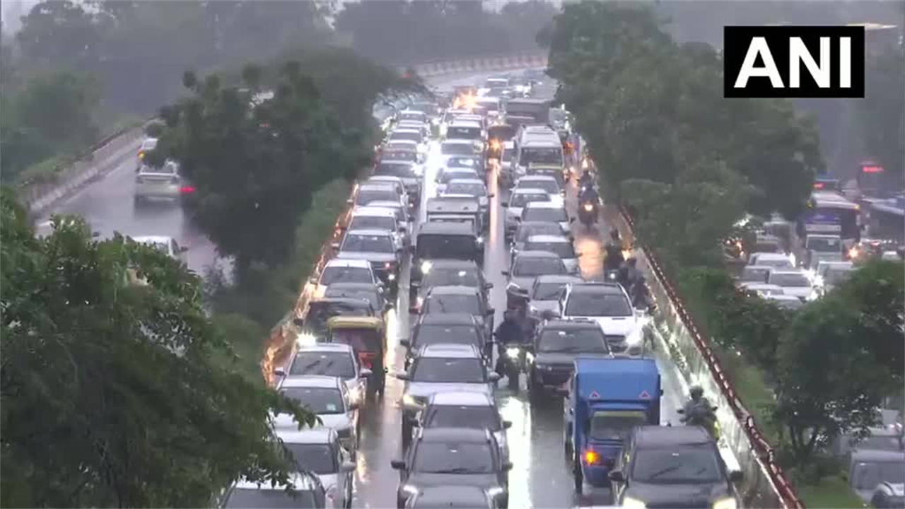 दिल्ली में भारी बारिश के बाद नेहरू नगर फ्लाईओवर पर ट्रैफिक जाम