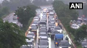 दिल्ली में भारी बारिश के बाद नेहरू नगर फ्लाईओवर पर ट्रैफिक जाम