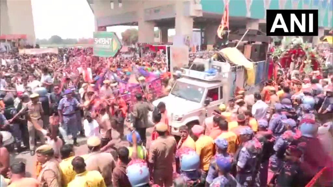 CM योगी आदित्यनाथ ने मेरठ में कांवड़ियों पर फूलों की पंखुड़ियां बरसाईं