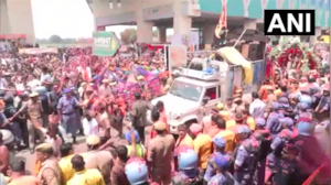 CM योगी आदित्यनाथ ने मेरठ में कांवड़ियों पर फूलों की पंखुड़ियां बरसाईं