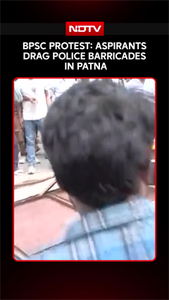 Bihar News | BPSC Aspirants Drag Barricades In Patna, Demand Exam Cancellation