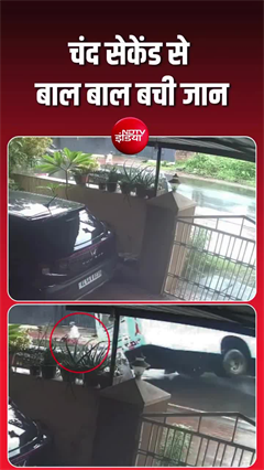 केरल में बीच सड़क पलटी बस, बाल-बाल बचा शख्&zwj;स, देखें वीडियो