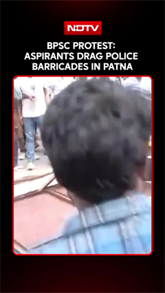 BPSC Protest: Aspirants Drag Police Barricades In Patna
