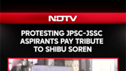 Protesting JPSC-JSSC Aspirants Pay Tribute To Shibu Soren