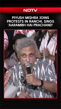 Actor Piyush Mishra Joins Protesting Students In Jharkhand, Sings 'Aarambh Hai Prachand'