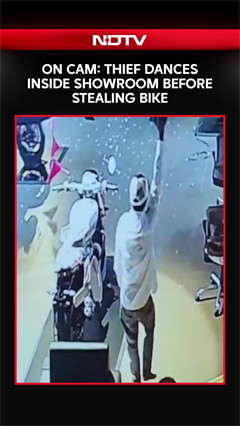 Uttar Pradesh News | Thief Dances Inside Varanasi Showroom Before Stealing ₹4.71 Lakh KTM Bike