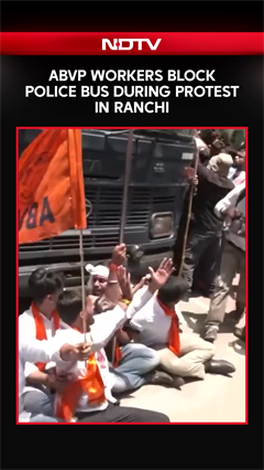 Ranchi Protests | ABVP Workers Block Police Bus During Protest In Ranchi