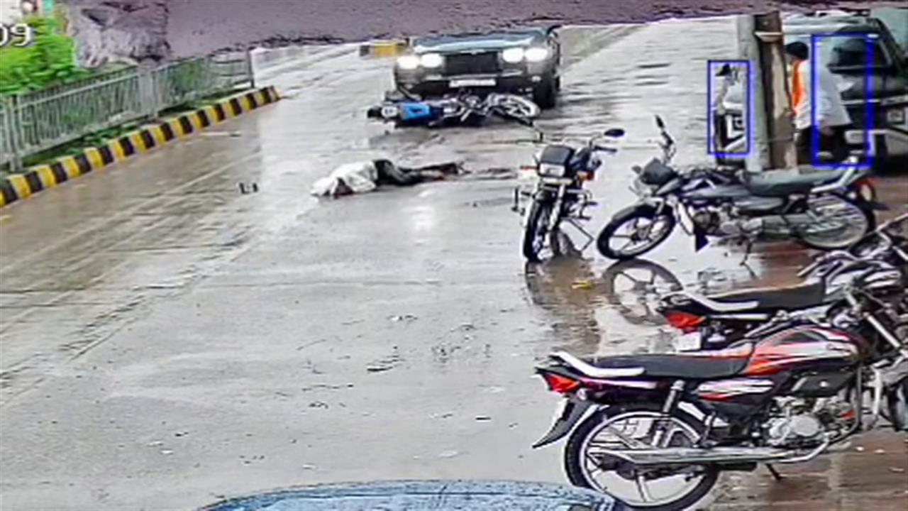 फिर दिखा THAR का कहर.. बाइक सवार को कुचला, रोंगटे खड़े कर देगा वीडियो