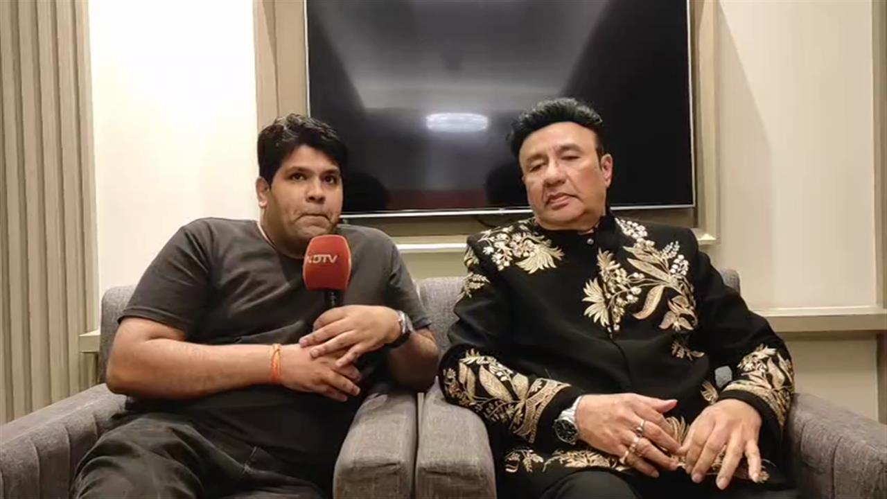 'संदेशे आते हैं' गाते वक्त भावुक हुए सिंगर अनु मलिक, सेना नौजवानों को अर्पित किया गाना