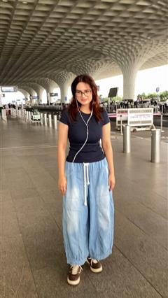Ayesha Khan Spotted At Mumbai Airport