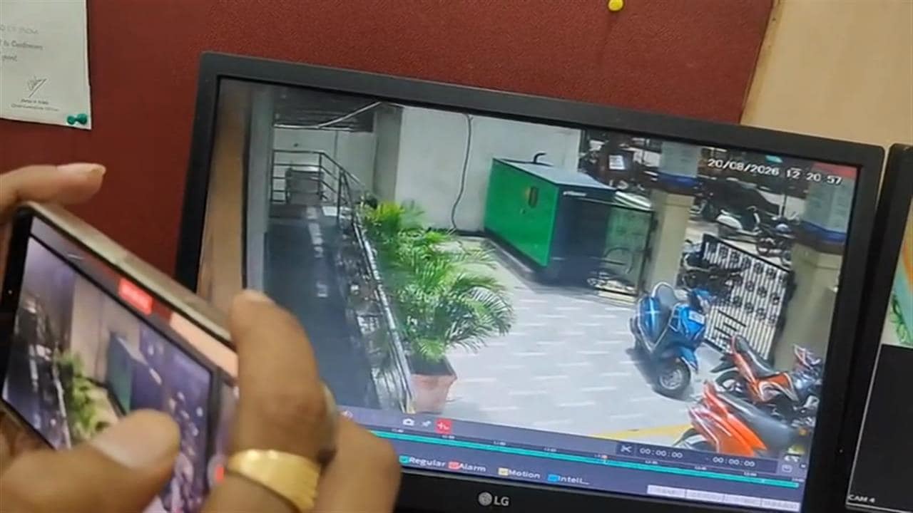 Lucknow Murder Case: बैंक के बाहर पत्नी को खींचकर ले गया मानस, CCTV में कैद हुई वारदात