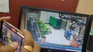 Lucknow Murder Case: बैंक के बाहर पत्नी को खींचकर ले गया मानस, CCTV में कैद हुई वारदात
