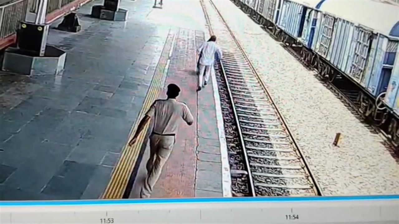 ट्रेन के सामने कूदने वाली थी महिला, दौड़कर बचाया