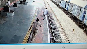 ट्रेन के सामने कूदने वाली थी महिला, दौड़कर बचाया