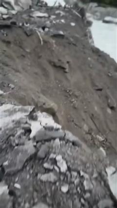चमोली में हाथी पर्वत के पास दरक गया हाईवे, बदरीनाथ-हेमकुंड मार्ग ठप!
