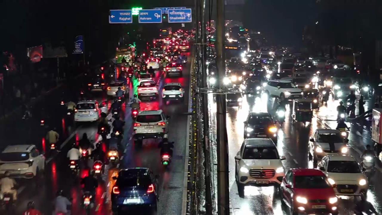 Delhi Rain: भारी बारिश के बाद थम गई दिल्ली, ITO पर ट्रैफिक जाम